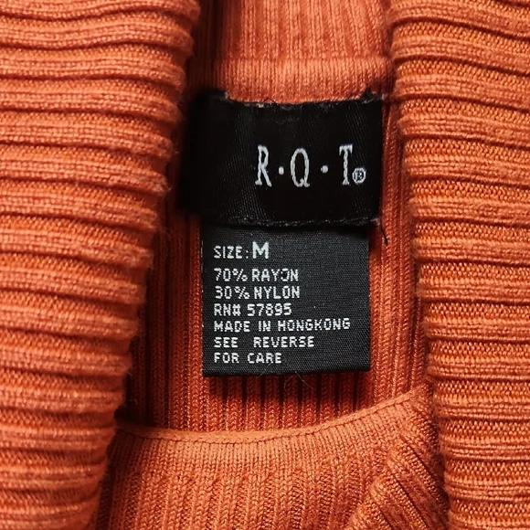 Elegant Coral Turtleneck Sweater - Picture 3 of 4